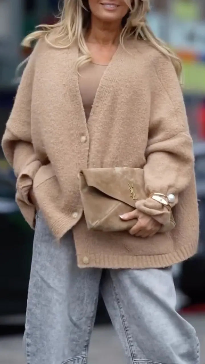 Oversized Knit Cardigan & Jeans Casual Look